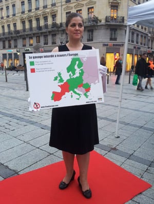Amélie participe à une action contre le foie gras