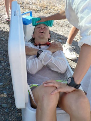 Scott Jurek dans son coffre d'eau glacé, pendant la Badwater