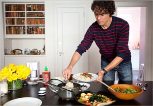 Scott en train de cuisiner.