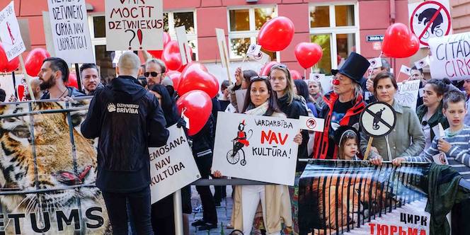 Manifestant devant le Parlement letton
